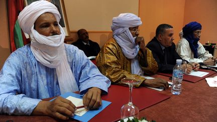 Des membres du groupe islamiste Ansar Dine et des rebelles touareg du&nbsp;Mouvement national pour la lib&eacute;ration de l'Azawad (MNLA), &agrave; Alger (Alg&eacute;rie), le 21 d&eacute;cembre 2012. (FAROUK BATICHE / AFP)