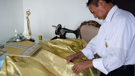 Luis Abel Delgado brode les vêtements du futur pape (Cali, 27 février 2013)
 (Luis Robayo / AFP)