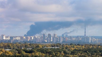 La fumée s'élève de l'endroit où un missile a été tiré à Kiev, en Ukraine, le 10 octobre 2022. Photo d'illustration. (SERGII KHARCHENKO / NURPHOTO / VIA AFP)