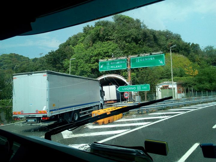 Les camions sont désormais contraints de prender une déviation.&nbsp; (Evan Lebastard / RADIO FRANCE)