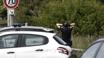 Un policier sur les lieux de l'accident qui a coûté la vie à trois agents, le 21 mai 2023 à Villeneuve-d'Ascq (Nord). (SAMEER AL-DOUMY / AFP)