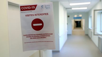Un panneau indique l'interdiction des visites, à la clinique du Diaconat de Mulhouse (Haut-Rhin), en raison de l'épidémie de coronavirus, le 14 avril 2020. (MAXPPP)