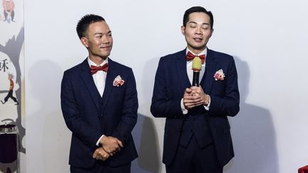 Photo prise le 5 mai 2018, lors de la cérémonie de mariage de&nbsp;C.P. So et Alvin Chan, à Hong Kong. (DALE DE LA REY / AFP)