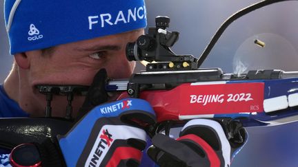 Le Français Quentin Fillon Maillet lors du sprint en biathlon, aux Jeu olympiques de Pékin, le 12 février 2022. (RAMIL SITDIKOV / SPUTNIK / AFP)