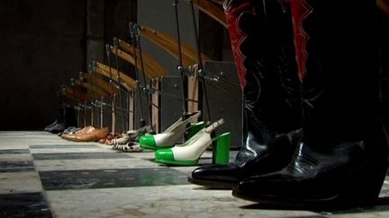 &quot;Les Souliers&quot; installation d&#039;Arno Fabre au Festival &quot;C&#039;est comme ça!&quot;
 (France3/Culturebox)