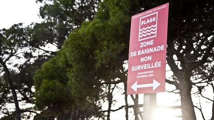 Panneau indiquant une zone de baignade non surveillée, dans le Var. Illustration. (THIBAUT DURAND / HANS LUCAS)