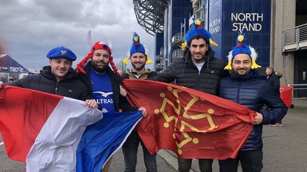 Maxime, Alexandre, Sébastien, Lucas et Julien venus supporter les rugbymenrançais à Murrayfiled, le 26 février 2022, à Edimbourg (Ecosse). (JUSTINE SAINT-SEVIN / FRANCEINFO: SPORT)