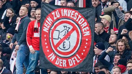 Les supporters de Stuttgart brandissent une banderole portant l'inscription "Non aux investisseurs dans la DFL" le 17 février 2024. (UWE ANSPACH / DPA . MAXPPP)