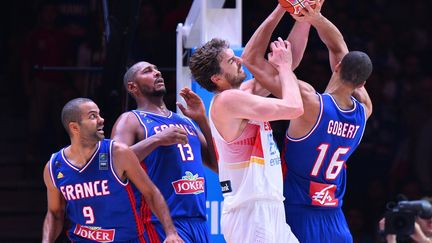 Tony Parker, Boris Diaw et Rudy Gobert à la lutte avec Pau Gasol, lors de France-Espagne, en demi-finale de l'Eurobasket 2015, à Lille (Nord). (MUSTAFA YALCIN / ANADOLU AGENCY / AFP)