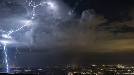 La foudre tombe dans le Jura, le 22 août 2018. (CHRISTOPHE SUAREZ / BIOSPHOTO)