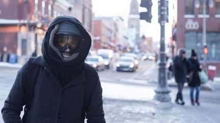 Un homme se promène dans les rues de Québec (Canada), le 27 décembre 2017, alors qu'une vague de froid glacial s'abat sur l'est du pays.&nbsp; (ALICE CHICHE / AFP)