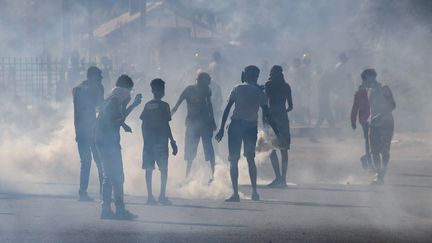 Des gaz lacrymogènes sont lancés sur des manifestants à&nbsp;Khartoum (Soudan), le 24 janvier 2022.&nbsp; (MAHMOUD HJAJ / ANADOLU AGENCY / AFP)