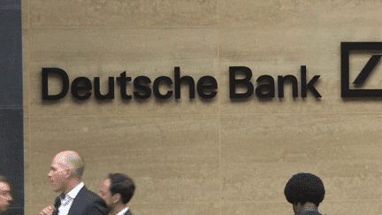 Après le Crédit Suisse, la première banque allemande Deutsche Bank fortement chuté à la Bourse de Francfort, vendredi 24 mars. Doit-on craindre pour les banques françaises ? Éléments d’explication. (France 3)