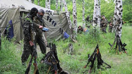 Des combattants prorusses prennent part &agrave; des exercices militaires pr&egrave;s de Donetsk (Ukraine), le 1er juin 2014. (VIKTOR DRACHEV / AFP)