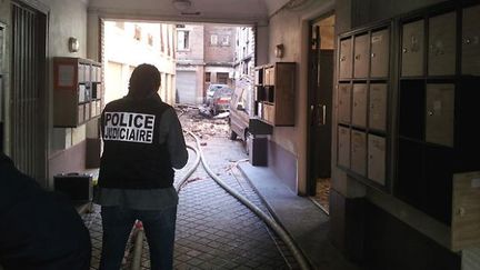  (Invisible depuis la façade de l'immeuble, c'est dans cette petite cour intérieure que l'incendie a laissé les marques de ses ravages. L'enquête a été confiée à la brigade criminelle © Radio France / Olivier Boy)