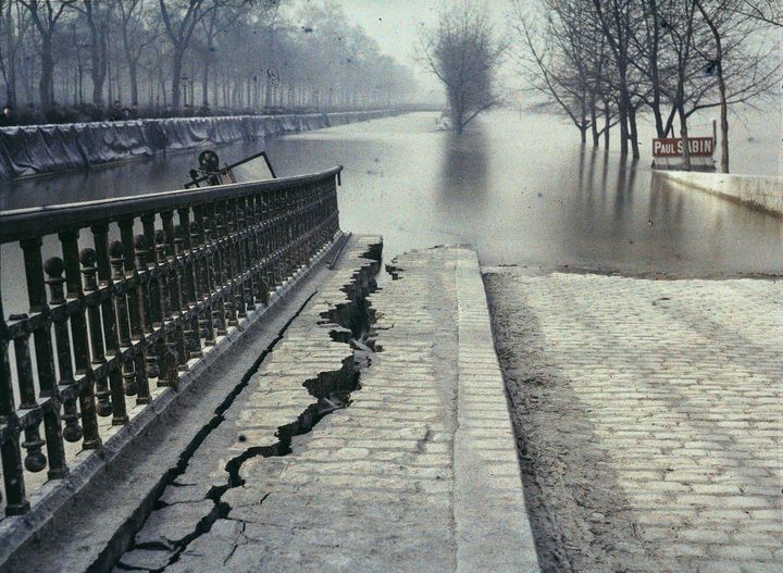 Frédéric Gadmer, Paris 7e, sol fendu par les poussées de la crue de la Seine, quai d'Orsay, 6 janvier 1924 (© Département des Hauts-de-Seine, Musée départemental Albert Kahn, Collection des archives de la Planète)