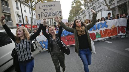 Des lyc&eacute;ens manifestent, le 17 octobre 2013, &agrave; Paris, en soutien &agrave; deux &eacute;l&egrave;ves sans-papiers r&eacute;cemment expuls&eacute;s. (MAXPPP)