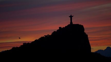 Perché à 700 mètres d&#039;altitude sur le Corcovado, le fameux Christ Redempteur veille sur Rio...  (29/06/2012)
 (Christophe Simon / AFP)