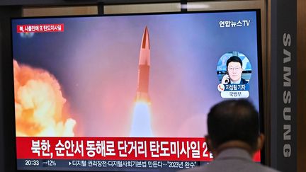 Un homme regarde à la télévision le tir d'un missile nord-coréen, le 28 septembre 2022 à Séoul (Corée-du-Nord). (JUNG YEON-JE / AFP)