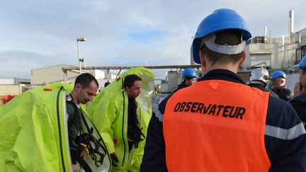 Exercice d'alerte sur un site Seveso à Angers (Maine-et-Loire). (MAXPPP)