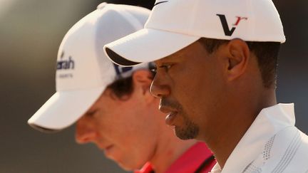 Tiger Woods et Rory McIlroy. (MARWAN NAAMANI / AFP)