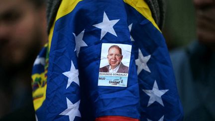 Une personne porte un drapeau vénézuélien lors d'une manifestation à Caracas, le 8 août 2024. (YURI CORTEZ / AFP)