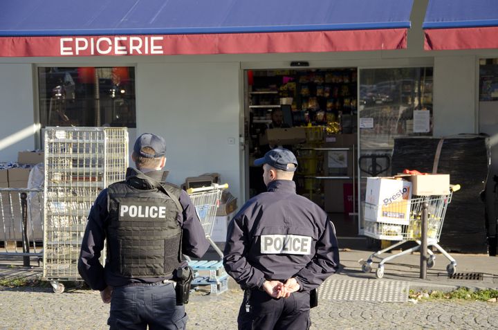 Des policiers devant l'Hyper Cacher, en octobre 2015 &agrave; Paris. (THOMAS BAIETTO / FRANCETV INFO)