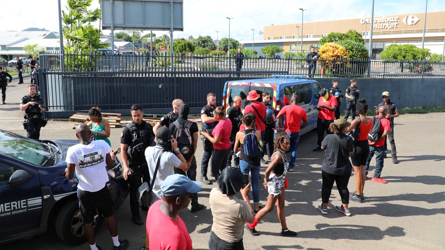 REPORTAGE. "Il faut stopper l'hémorragie des prix" : en Martinique,  "l'armée du ruban rouge" bloque un supermarché pour dénoncer la vie chère