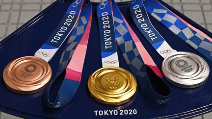 Les médailles de bronze, d'or et d'argent distribuées aux athlètes lors des Jeux olympiques de Tokyo, photographiées le 24 juillet dans la capitale japonaise. (TAUSEEF MUSTAFA / AFP)