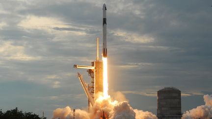 Une fusée Falcon 9 de SpaceX s'envole le 21 mai 2023 à Cape Canaveral en Floride (Etats-Unis). (PAUL HENNESY / ANADOLU AGENCY / AFP)