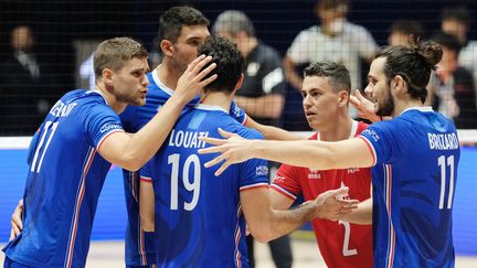 L'équipe de France de volley lors du quart de finale de la Ligue des nations contre le Japon, le 21 juillet 2022 à Bologne (Italie). (ROBERTO TOMMASINI / AFP)