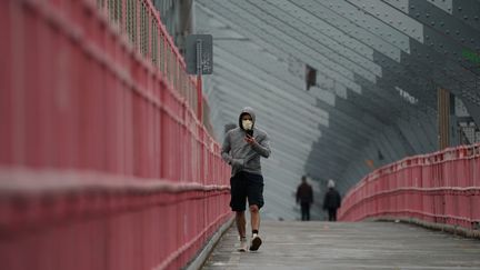 Sur le pont de Brooklyn, à New York (Etats-Unis), le 25 mars 2020.&nbsp; (BRYAN R. SMITH / AFP)