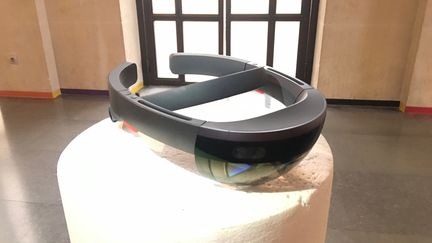 &nbsp; (Le masque Hololens comprend deux petits écrans translucides © JC)