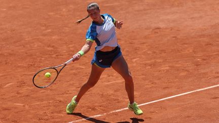 La Française Diane Parry face à la Russe Mirra Andreeva au deuxième tour de Roland-Garros, le 1er juin 2023. (THOMAS SAMSON / AFP)