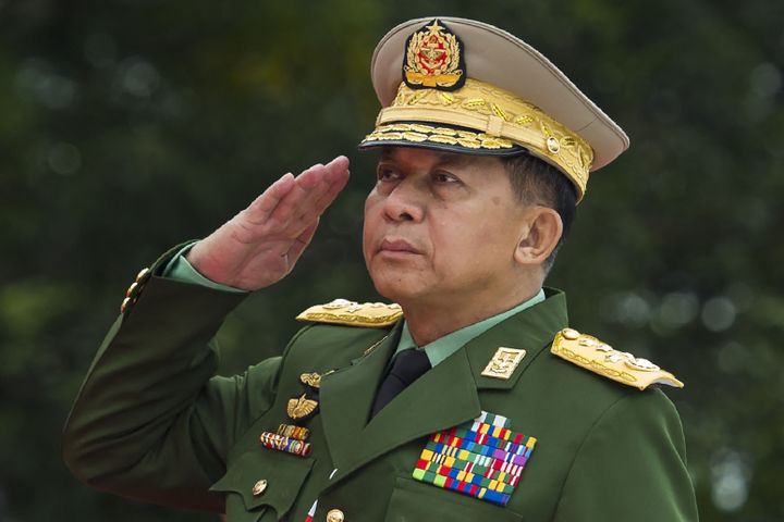 Le général Min Aung Hlaing, chef des forces armées birmanes, pendant une cérémonie d'hommage lors de la&nbsp;Journée des Martyrs, à Rangoun (Birmanie), le 19 juillet 2018. (YE AUNG THU / AFP)