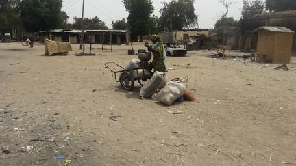 Une femme s'appr&ecirc;te &agrave; fuir son village apr&egrave;s une attaque attribu&eacute;e aux islamistes de Boko Haram, &agrave; Kawuri (Nigeria), le 28 janvier 2014. ( REUTERS )