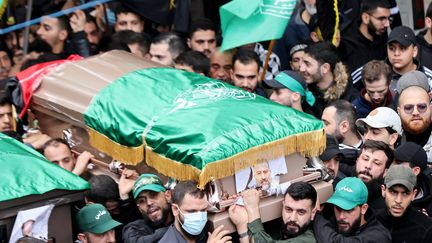 Lors des funérailles de Saleh al-Arouri à Beyrouth, des milliers de personnes sont venues rendre hommage à ce haut responsable du Hamas, le 4 janvier 2024. (ANWAR AMRO / AFP)