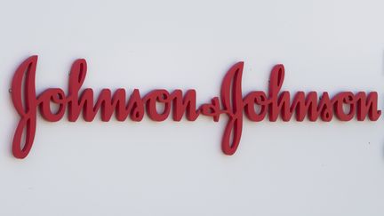 Le logo de Johnson &amp; Johnson à l'entrée du campus du groupe, le 23 septembre 2020 à Irvine, dans l'Etat américain de Californie. (MARK RALSTON / AFP)