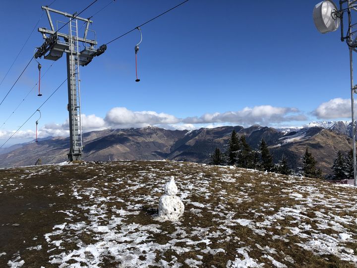 Un bonhomme de neige au pied des pistes, le 18 février 2020 à Superbagnères (Haute-Garonne). (THOMAS BAIETTO / FRANCEINFO)