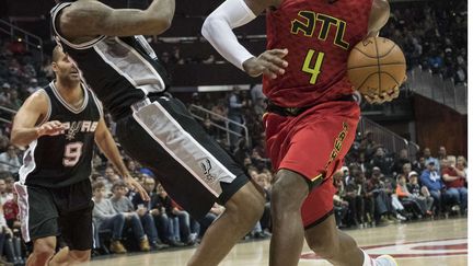 Paul Millsap en pénétration face à Jonathon Simmons sous le regard de Tony Parker (JOHN AMIS/AP/SIPA / AP)