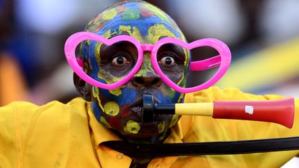 Un supporter congolais encourage son &eacute;quipe oppos&eacute;e au Ghana, lors de la Coupe d'Afrique des nations &agrave; Port Elizabeth (Afrique du Sud), le 20 janvier 2013. (STEPHANE DE SAKUTIN / AFP)