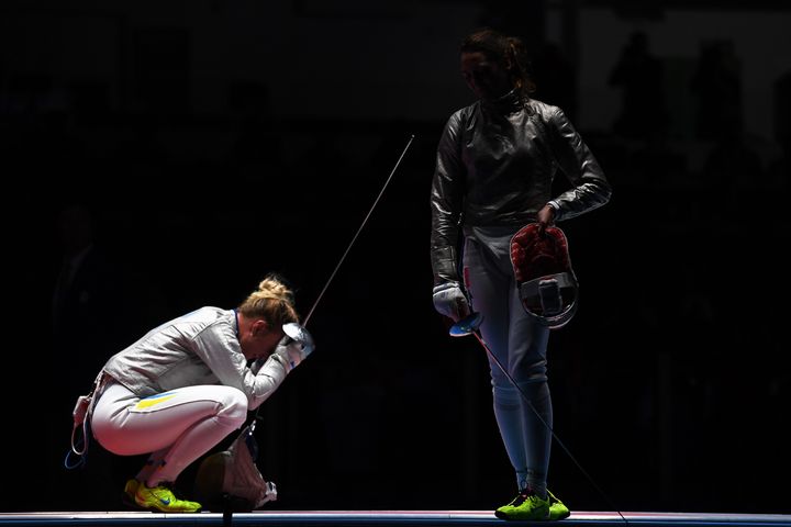 La déception de l'épéiste française Manon Brunet à la suite de sa défaite contre&nbsp;l'Ukrainienne Olga Kharlan, lors de la demi-finale d'escrime, lundi 8 août, à Rio au Brésil. (KIRILL KUDRYAVTSEV / AFP)