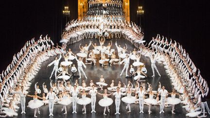 Soirée du 4 octobre à l'Opéra Garnier, avec le défilé du Corps de Ballet
 (Elena Bauer/Opéra national de Paris)