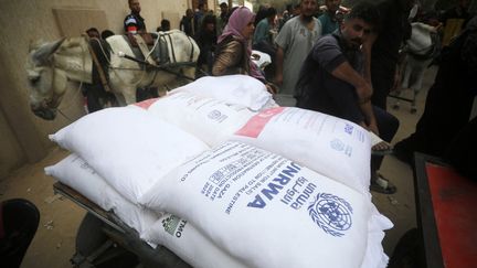 Un sac distribué par l'agence des Nations Unies pour les réfugiés palestiniens (UNRWA), le 2 novembre 2024 à Deir Al-Balah, dans la bande de Gaza. (ASHRAF AMRA/ANADOLU/AFP)