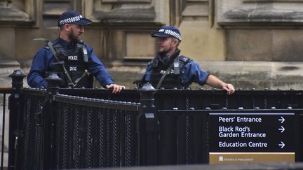 Deux officiers de police sur la scène de l'attaque de Westminster, le 15 août 2018 à Londres. (ALBERTO PEZZALI / NURPHOTO)