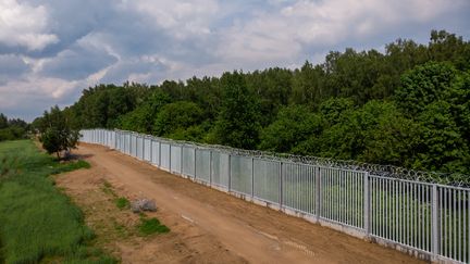 Le mur à la frontière entre la Pologne et la Biélorussie, le 8 juin 2022.&nbsp; (WOJTEK RADWANSKI / AFP)