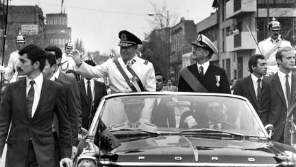 Augusto Pinochet (à gauche de l'image) dans une rue de Santiago (Chili), le 11 septembre 1973. (AFP)