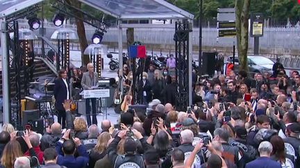 Hommage à Johnny Hallyday : les fans célèbrent leur idole devant Bercy (FRANCE 2)