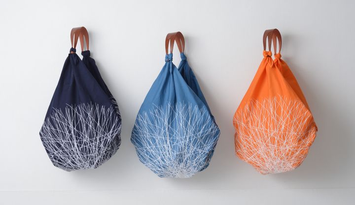 Maruwa perpétue la tradition du Furoshiki (sacs traditionnels japonais en tissu). Sans se limiter aux styles d’antan, ils proposent de nouvelles créations adaptées à des modes de vie contemporains. Leur nouvelle collection de sacs éco responsables, créés en collaboration avec les Unqui Designers, intègre la tradition du Furoshiki dans un sac contemporain avec des contours redessinés et une anse de cuir élégante qui en renforce son côté pratique.
 (Ateliers de Paris)