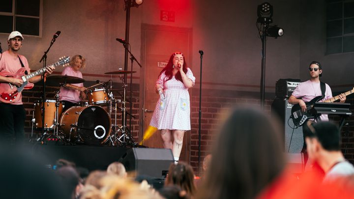 Mae Stephens lors de son concert à Rock en Seine, le 23 août 2023. (VICTOR PICON)